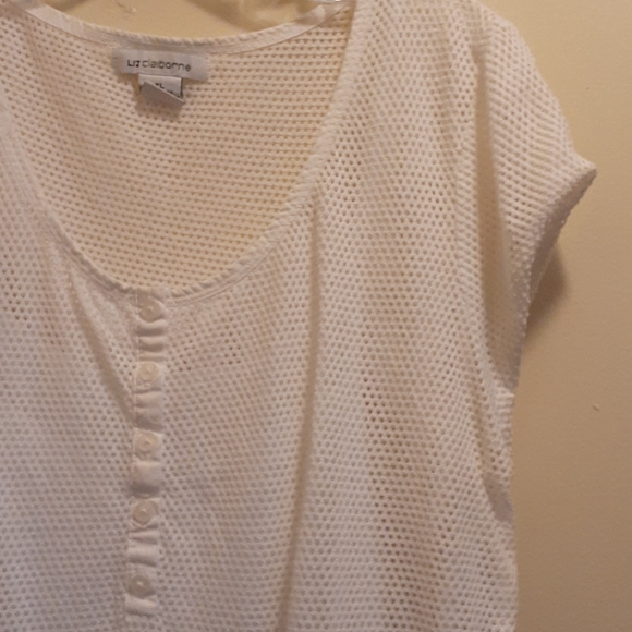 White laser cut top - Picture 2 of 3